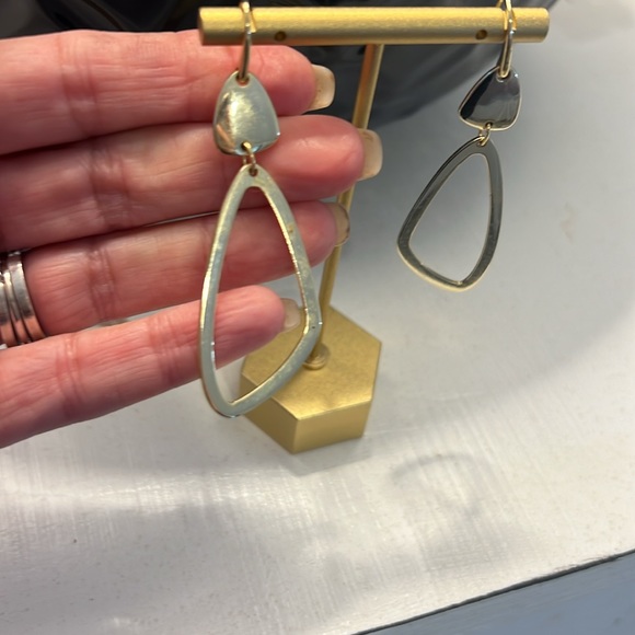 Gold every day Kendra Scott earrings - Picture 3 of 3